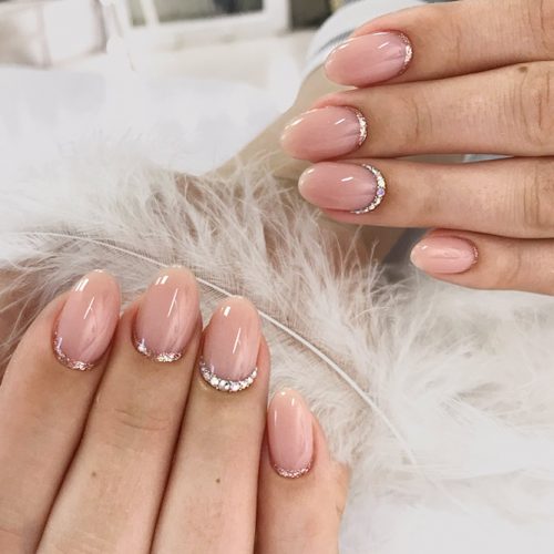 Delicate Manicure Ideas With Rhinestones And Glitter For Homecoming Event #ovalnails #rhinestonesnails #nudenails #glitternails #crescentnails