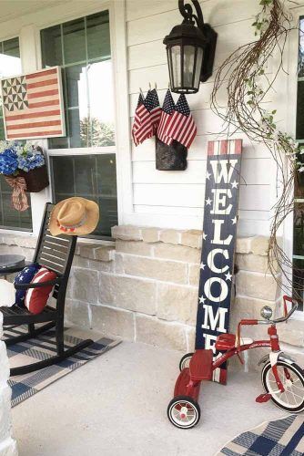 Front Porch Labor Day Decorations #outdoordecorations