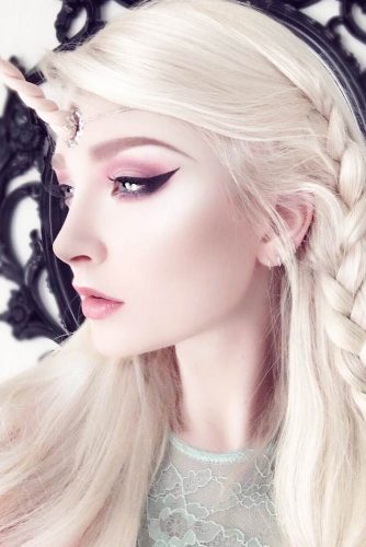 Soft Unicorn Makeup #blackeyeliner #paleskin