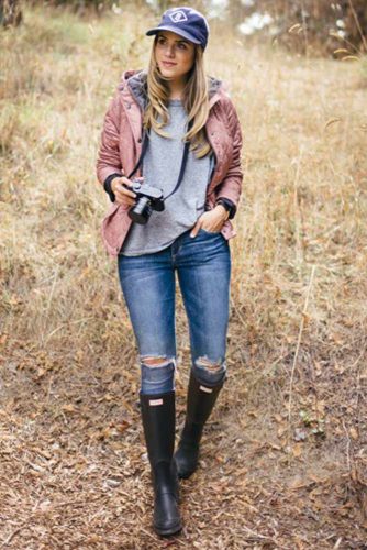 Ripped Jeans with Rain Boots Outfit Idea