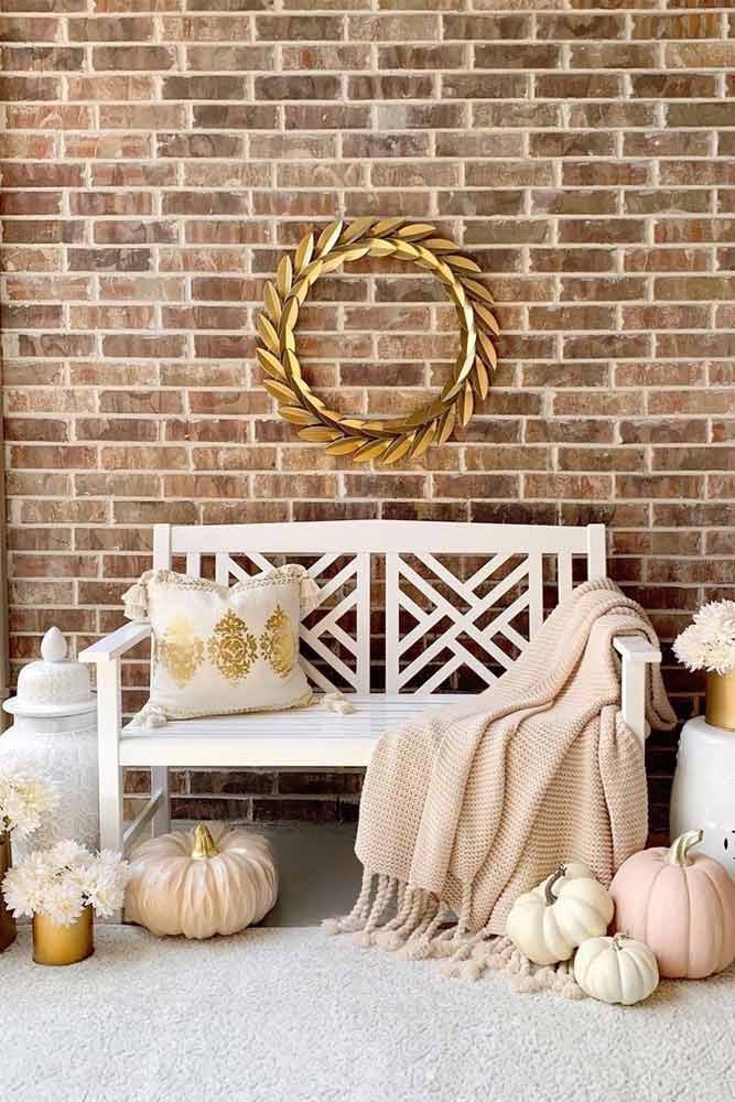 Thanksgiving Entryway Decoration With Metallic Wreath #wreath #pumpkins
