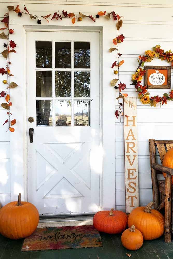 Simple Outdoor Decor With Wooden Lettering #harvest #leaves