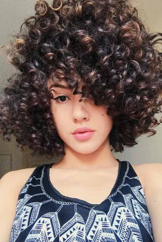 Pretty Looks With Curly Hair For A Woman Who Values Her Time