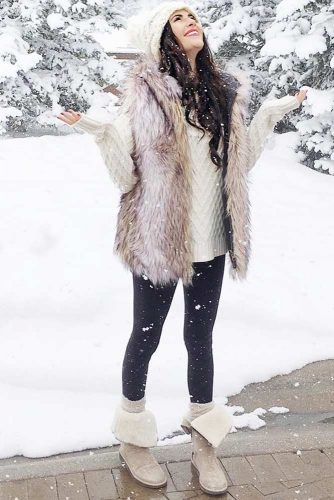 https://glaminati.com/wp-content/uploads/2017/11/snow-boots-fur-black-jeans-knit-sweater-hat-334x500.jpg