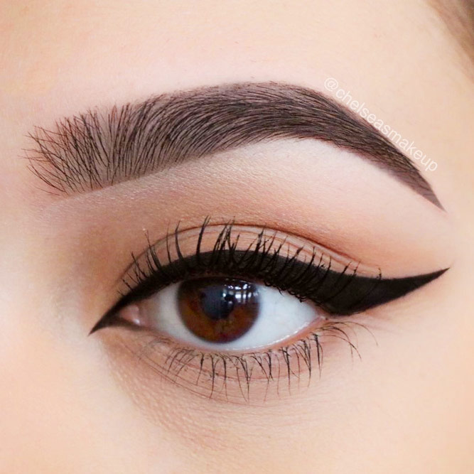Winged Eyeliner Style for Round Eye Shape picture 1