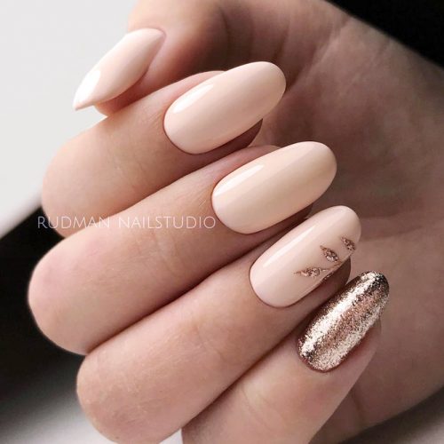 Peach Shellac Nails With Rose Gold Glitter Accents #peachnails #glitterails #ovalnails