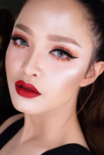 Sexy Makeup Idea With Black Eyeliner #redlips