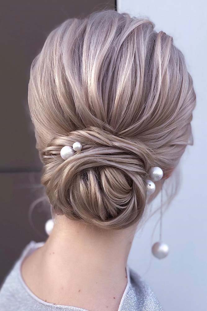 Simple Chignon With Pearls Hairpins #simplehairstyles #easyhairstyles