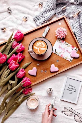 Make Your Morning Smell Like Vanilla #flatlay #roses