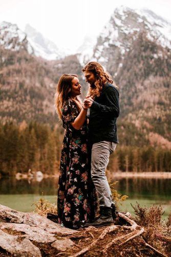 Engagement photo shoot pose hi-res stock photography and images - Alamy