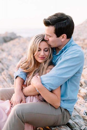 best engagement photo poses hug kiss