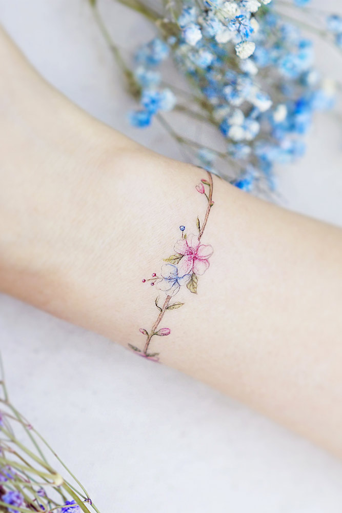 Beautiful Bracelet Tattoo With Flowers #flowertattoo