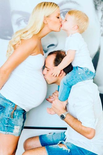 When Mom Is Waiting For The Baby #pregnantphotosession #kiss