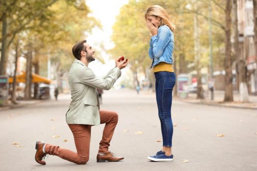 Best Engagement Photo Poses To Show Off Your Happiness