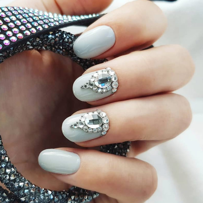 Stunning Rhinestones Accents #graynails #rhinestonesnails #roundednails #shortnails