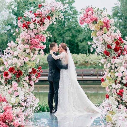 Modern Lines For Stunning Archway #flowersweddingarch #modernweddingarchway