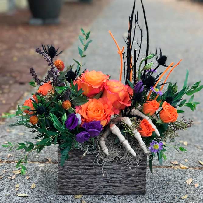 Spooky But Cute Flower Arrangement #fallflowers #halloweendecoration