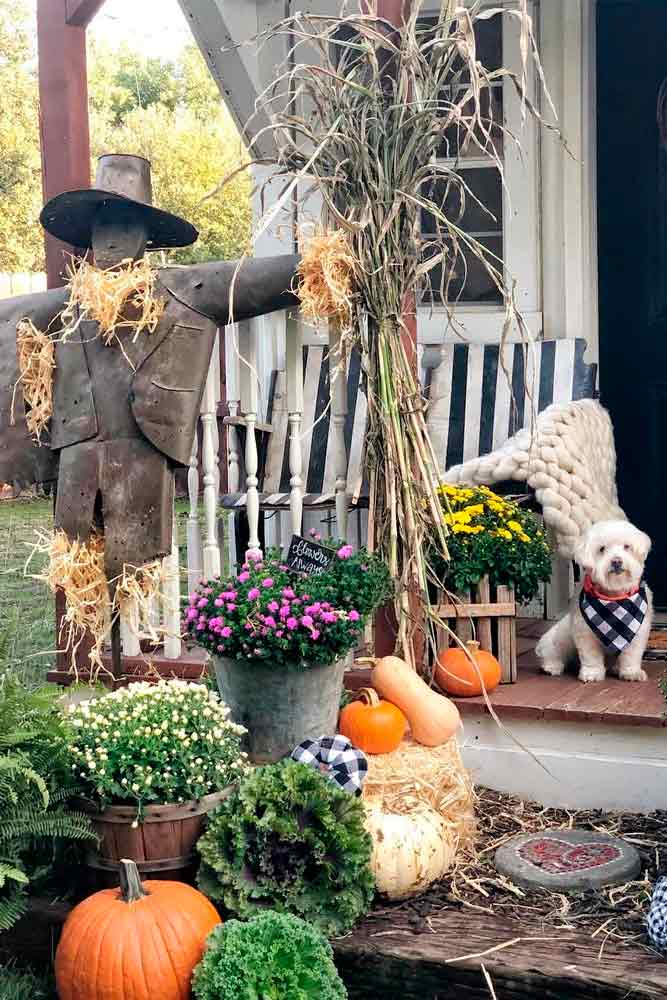 Outdoor Decoration With Pumpkins And Dried Corn Stalks #outdoordecoration #falloutdoordecor