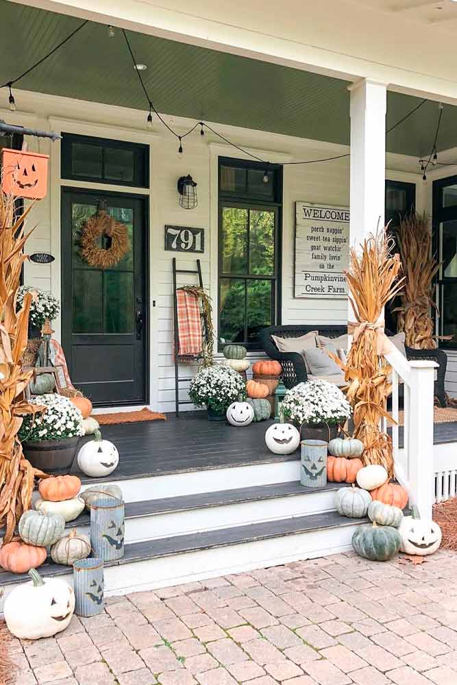 Porch Décor With Pumpkins #outdoordecor #homedecor