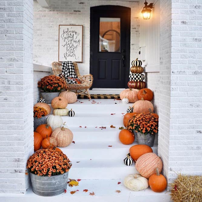 Fall Front Porch Décor With Pumpkins #fallporch #pumpkin