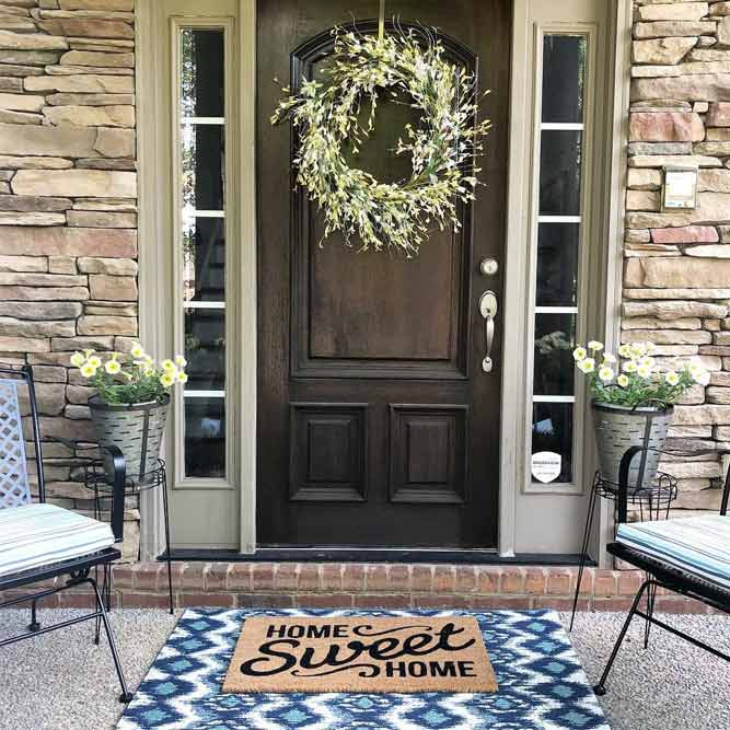 Summer Front Porch Décor With Layered Rug And Simple Flowers #flowers #pots