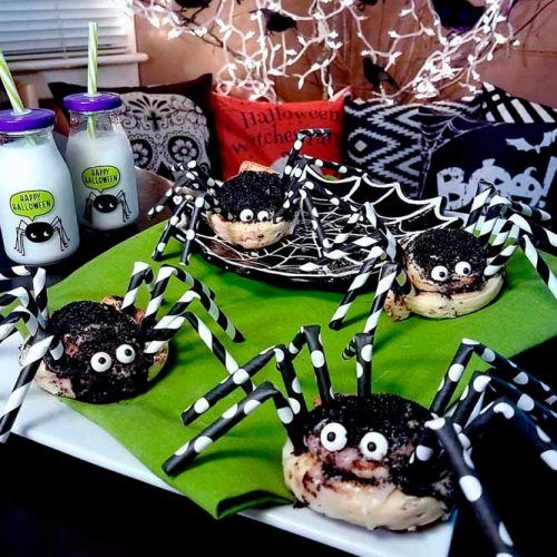 Spooky Cinnamon Roll Spider Snacks #food #party #halloween