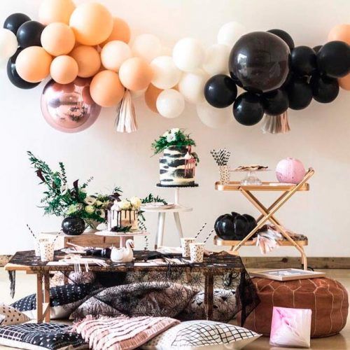 Minimalistic Halloween Decor #partydecor #balloons