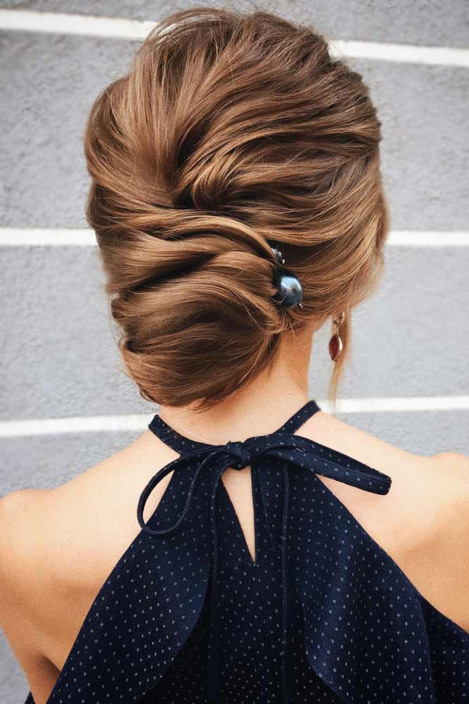 A Low Bun With Elegant Pearl Accessories #bun #updo