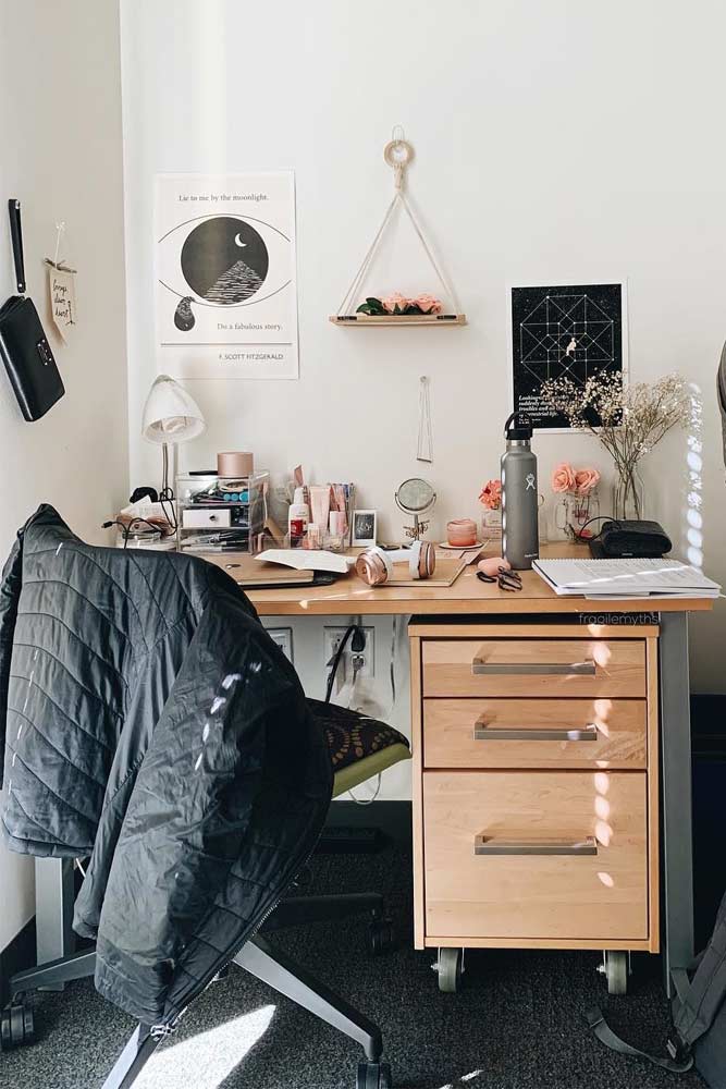 Cozy And Rustic Study Room #woodtable