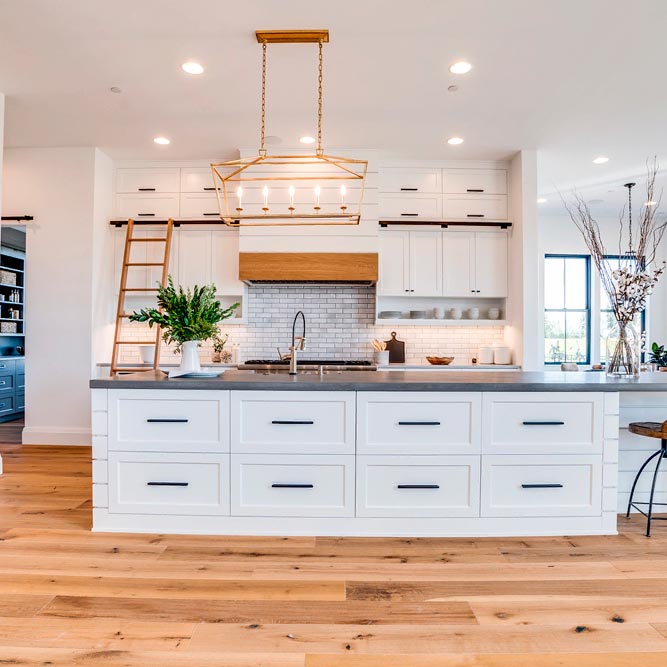 Modern White Kitchen Cabinets With Black Accents #homedecor #stylishhome #modernkitchen