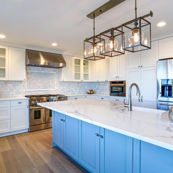 White Kitchen Cabinets With Contrasting Colors #homedecor #stylishhome #classickitchen