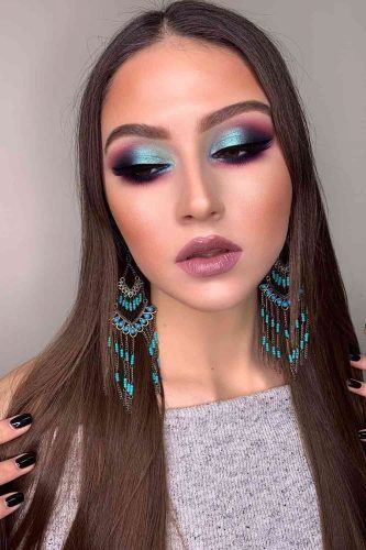 Soft Blue Smokey Makeup Idea #pinklips #blueeyeshadow