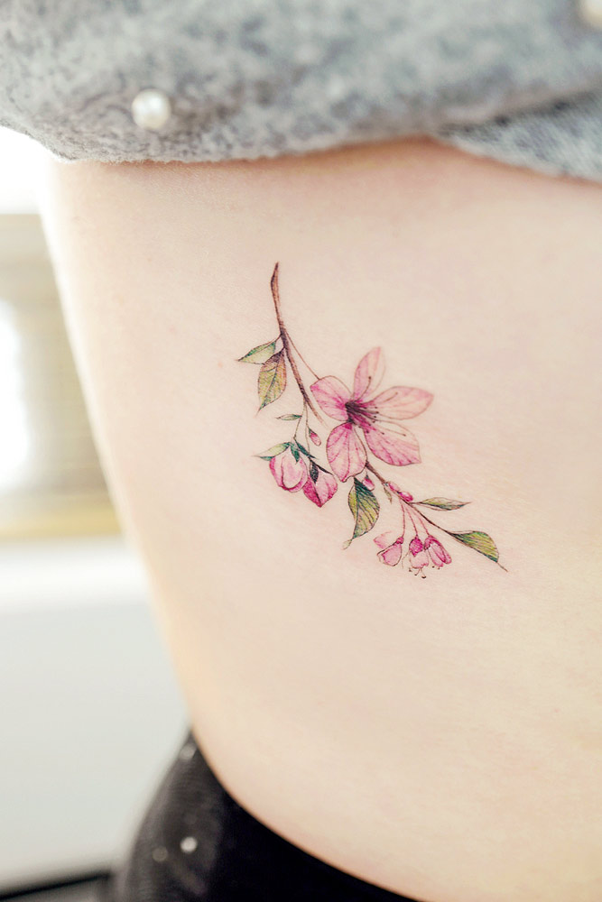 Desenho pastel de flor de cerejeira na lateral #cherryblossom #cherryblossomtattoo