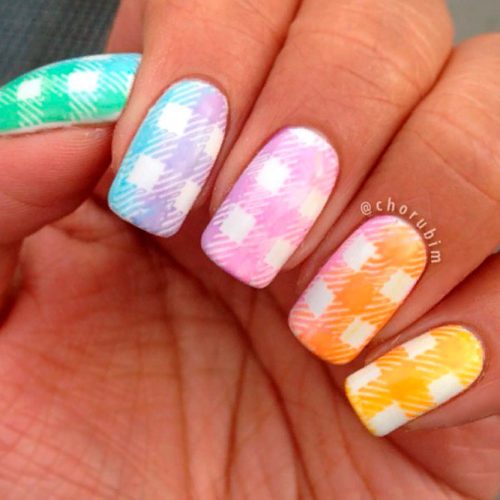 Multicolored Gingham Nails With Gradient Effect #colorfulnails #ombrenails #rainbownails