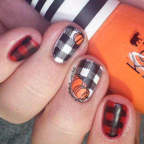 Cozy Black Striped Gingham Nail Art Design #fallnails #blacknails #shortnails