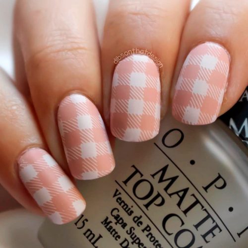 Elegant Looking Gingham Nail Art Design In Nude Colors #nudenails #shortnails