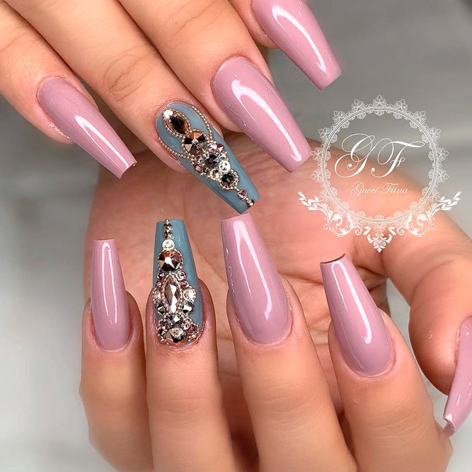 Elegant Mauʋe Nails With Gray Accentuated Finger #rhinestonesnails #coffinnails