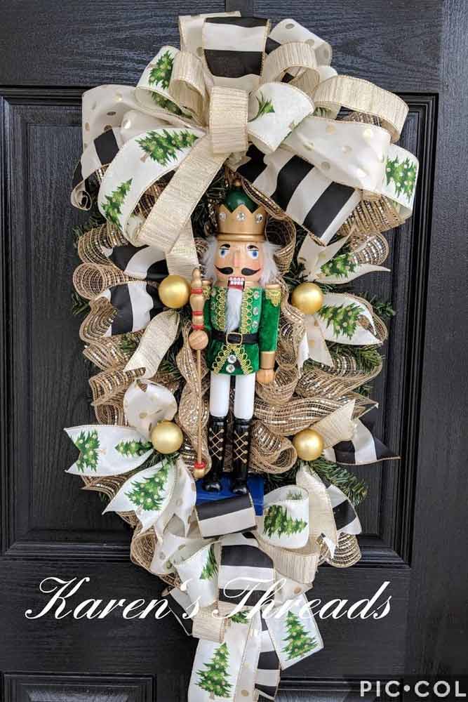 Nutcracker Christmas Mesh Swag #doordecor #nutcracker