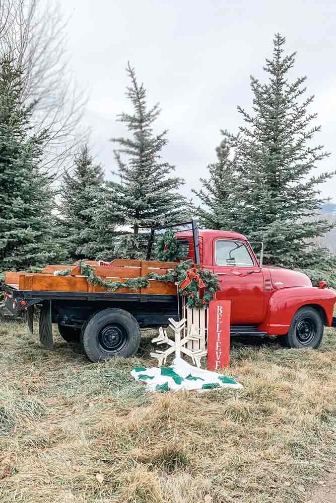 Outdoor Truck Christmas Decorations #wreath #garland