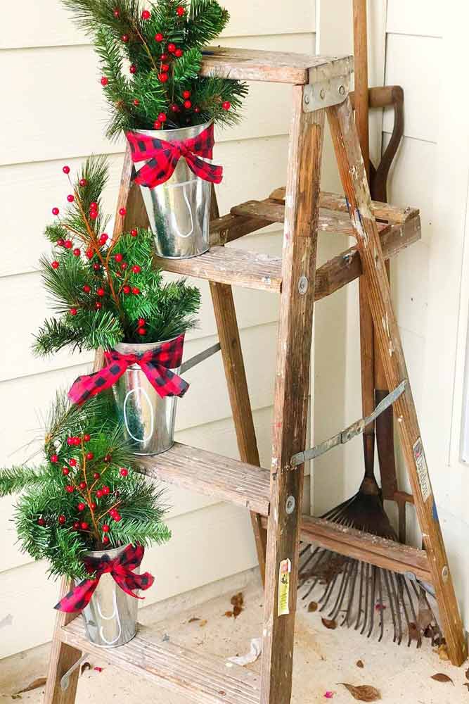 Holiday Set On The Step Ladder #rustic #stairsset