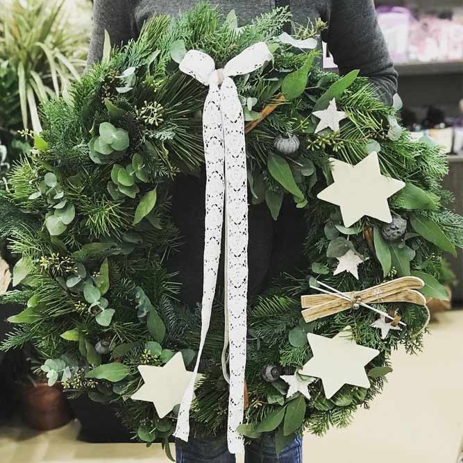 Simple Christmas Wreath Design #wreath #stars