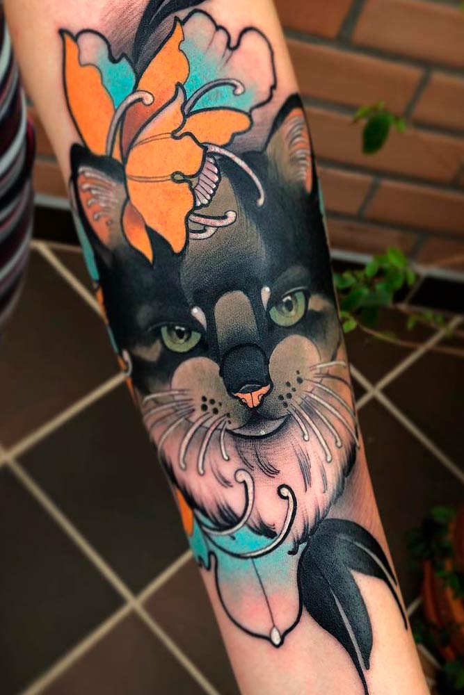 Ideia de tatuagem de gato preto com flores #blackcattattoo #armtattoo