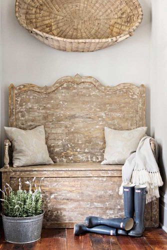 Small Mudroom Storage Space In Vintage Style #vintagebench