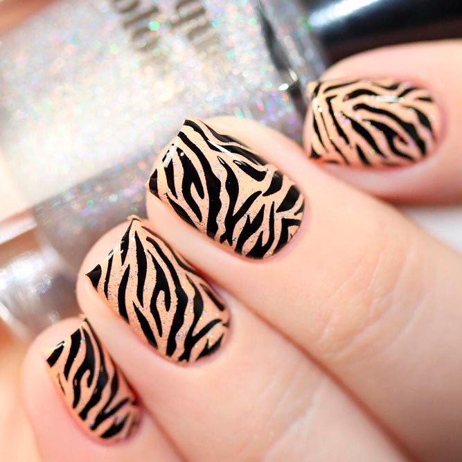 Elegant Nude Zebra Nails With Glitter Sparks #nudenails #glitternails