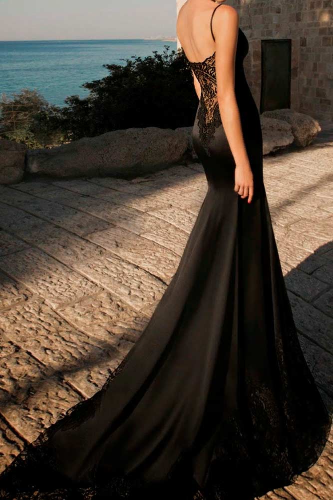 Graceful Black Mermaid Gown #mermaidweddingdress #elegantweddingdress #uniquedress
