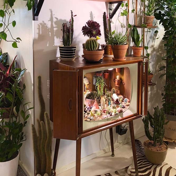 Old television Plant Stand #oldtelevision #retroplantstand