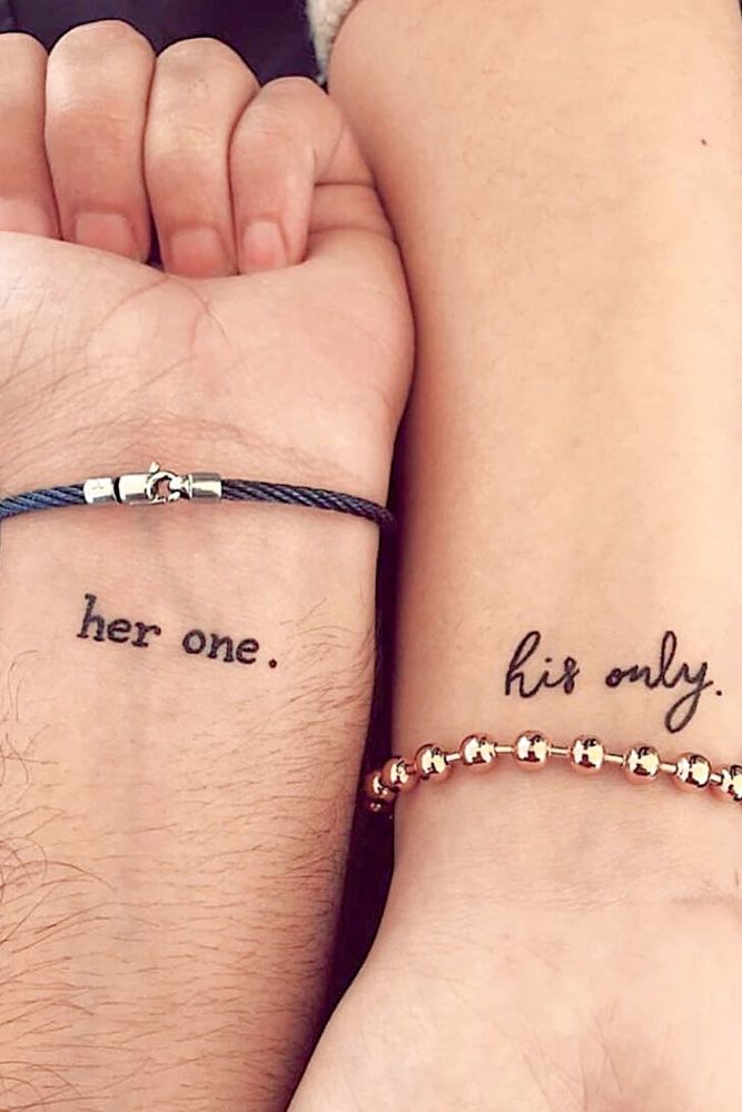 Tatuagens de casal no pulso com letras #letteringtattoo