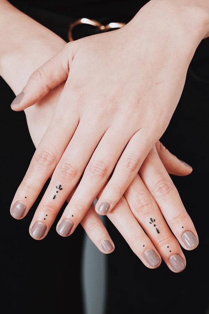 Tatuagens de dedos minimalistas