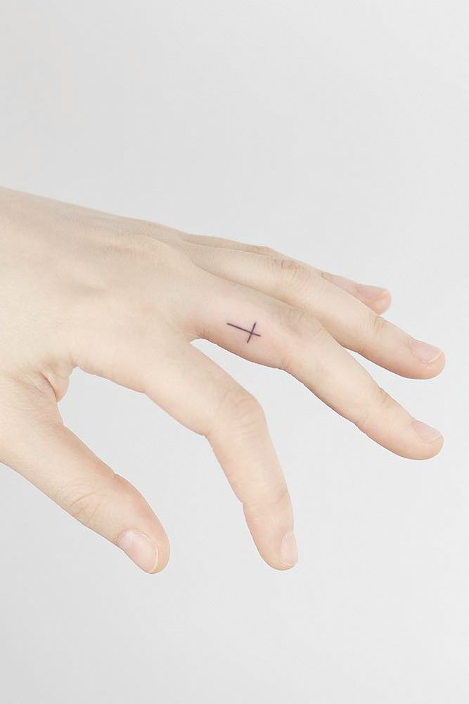 Finger Tattoos: The Perfect Accessory for Your Hands - Glaminati
