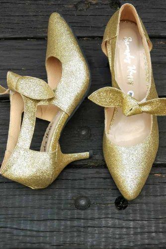 Gold hot sale closed heels